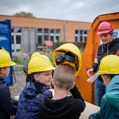 Leerlingen OBS Prinses Beatrix kijken bij de bouw